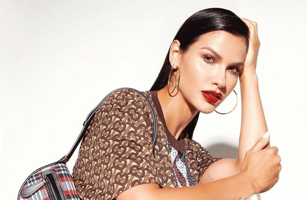 Andressa Suita surge usando look monocromático de mais de R$ 21 mil em ensaio Andressa Suita surge usando look monocromático de mais de R$ 21 mil em ensaio