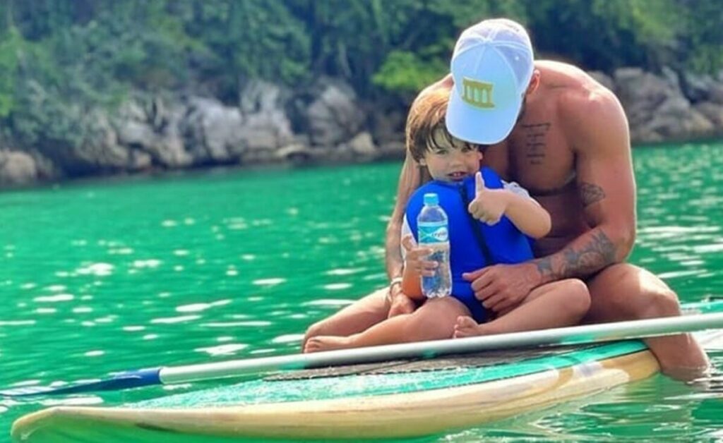 Gusttavo Lima surge em prancha com o filho, Gabriel, no mar em Angra dos Reis Gusttavo Lima surge em prancha com o filho, Gabriel, no mar em Angra dos Reis