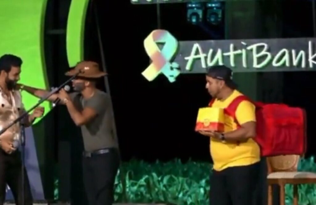 Gusttavo Lima leva sósia para live no Mato Grosso e faz piada no palco Gusttavo Lima leva sósia para live no Mato Grosso e faz piada no palco