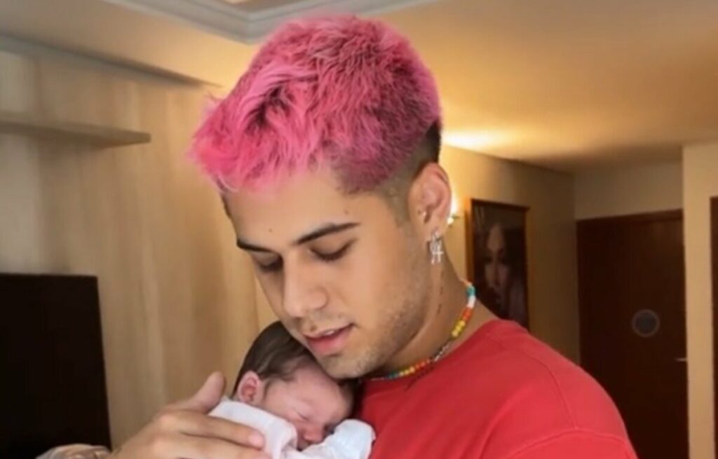 Virginia Fonseca mostra Zé Felipe colocando a filha recém-nascida pra arrotar Virginia Fonseca mostra Zé Felipe colocando a filha recém-nascida pra arrotar
