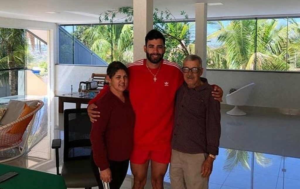 Simplicidade: Esposa mostra o pai de Gusttavo Lima comendo coalhada Simplicidade: Esposa mostra o pai de Gusttavo Lima comendo coalhada