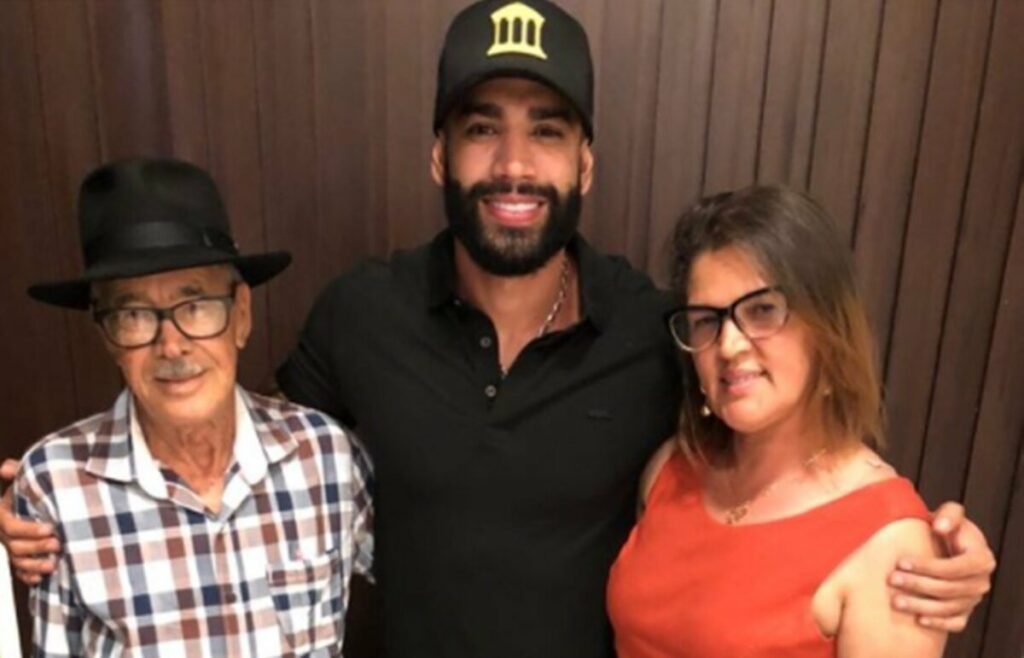 Pai de Gusttavo Lima faz elogio após acompanhar show do cantor com a esposa 