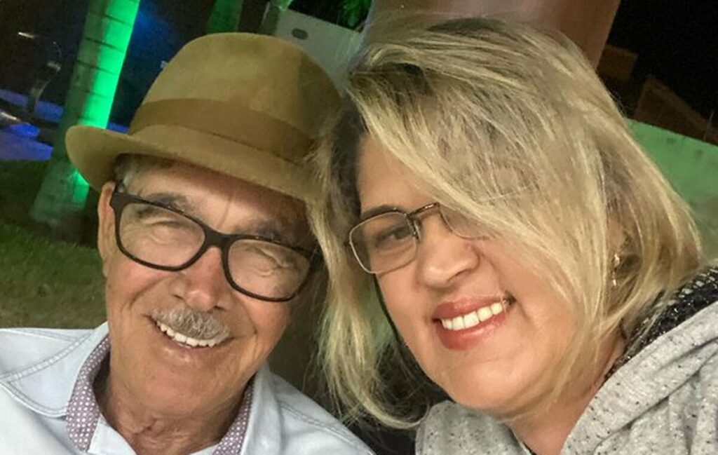 Pai de Gusttavo Lima ganha rádio de presente da esposa 