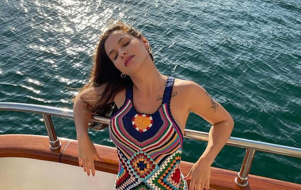 Andressa Suita aparece com vestido de tricô em iate de Gusttavo Lima em Angra dos Reis Andressa Suita aparece com vestido de tricô em iate de Gusttavo Lima em Angra dos Reis