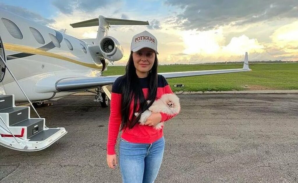 Maraisa faz primeiro voo após falecimento da cantora Marília Mendonça: "Tava num medo" Maraisa faz primeiro voo após falecimento da cantora Marília Mendonça: "Tava num medo"