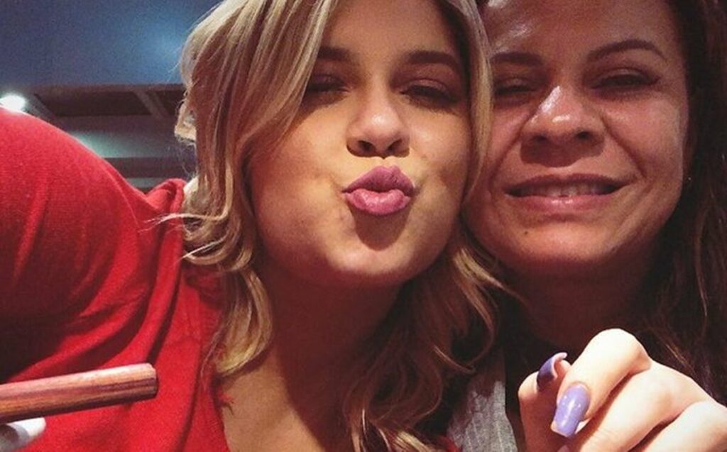 Mãe de Marília Mendonça passa a seguir fã 'sósia' da cantora no Instagram 