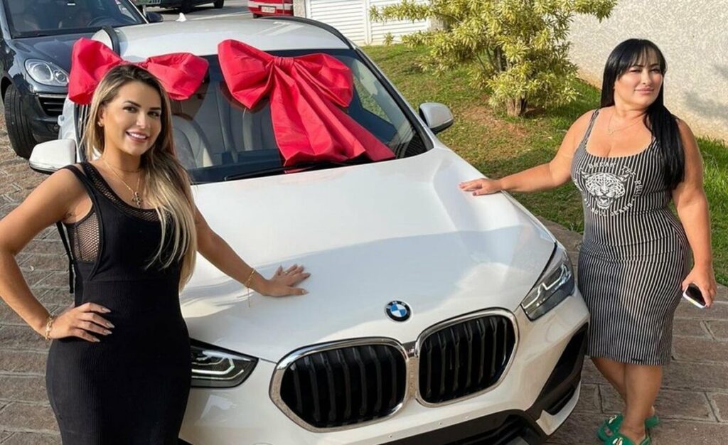 Deolane Bezerra presenteia a mãe com BMW que custa mais de R$ 300 mil Deolane Bezerra presenteia a mãe com BMW que custa mais de R$ 300 mil