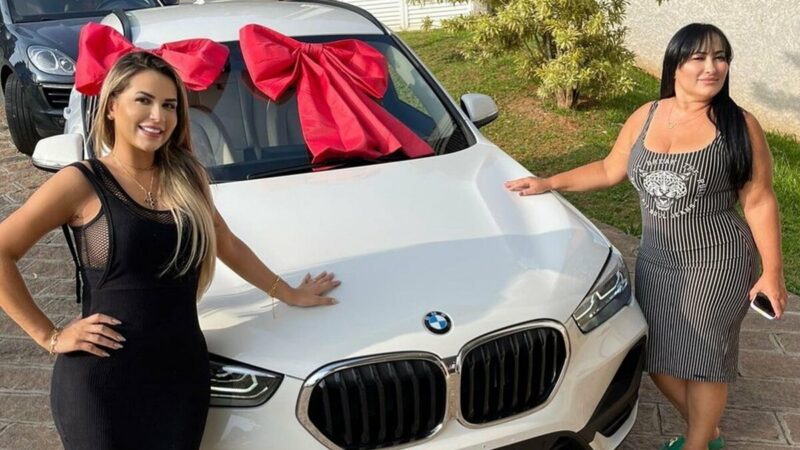 Deolane Bezerra presenteia a mãe com BMW que custa mais de R$ 300 mil