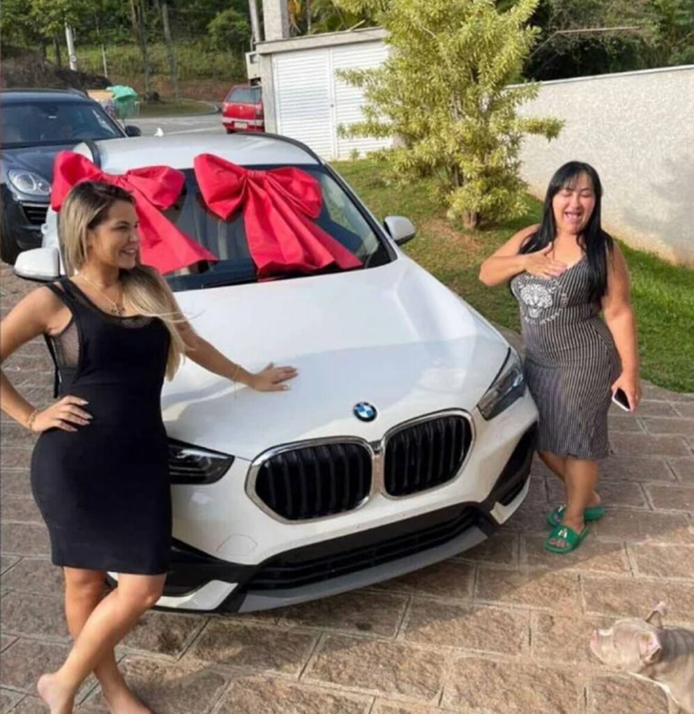 Deolane Bezerra presenteia a mãe com BMW que custa mais de R$ 300 mil  