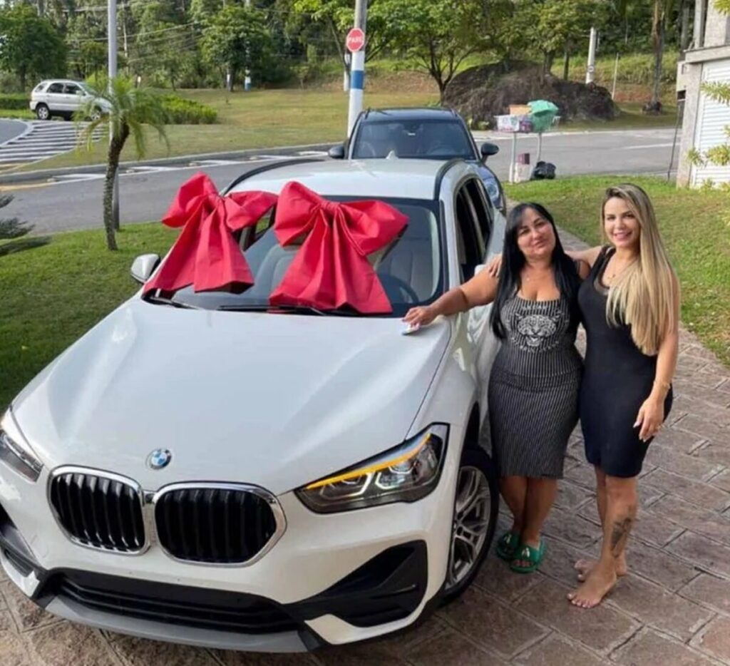 Deolane Bezerra presenteia a mãe com BMW que custa mais de R$ 300 mil 