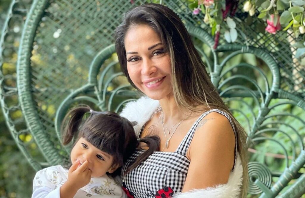 Maíra Cardi diz que a filha foi internada na UTI após parada respiratória  