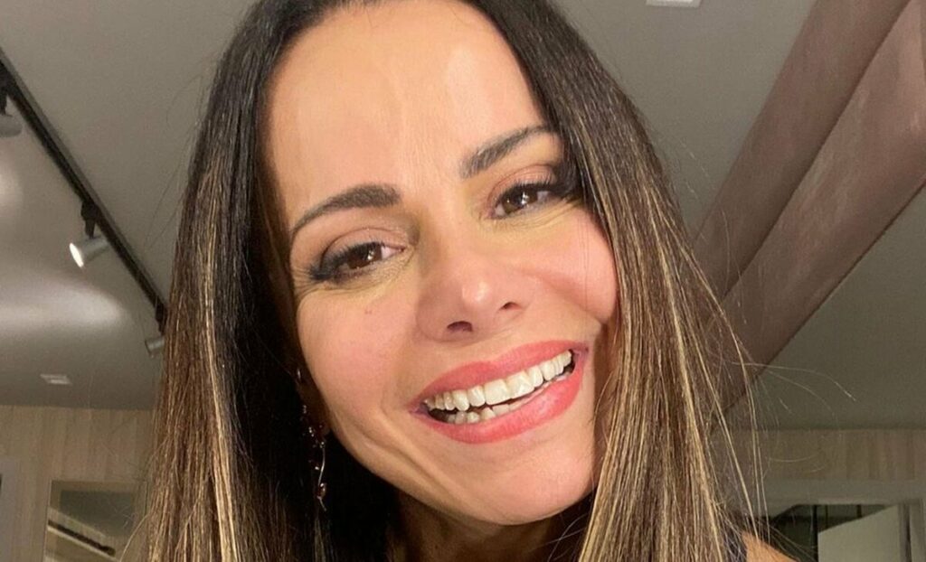 Viviane Araújo aparece com biquíni fininho em dia ensolarado Viviane Araújo aparece com biquíni fininho em dia ensolarado