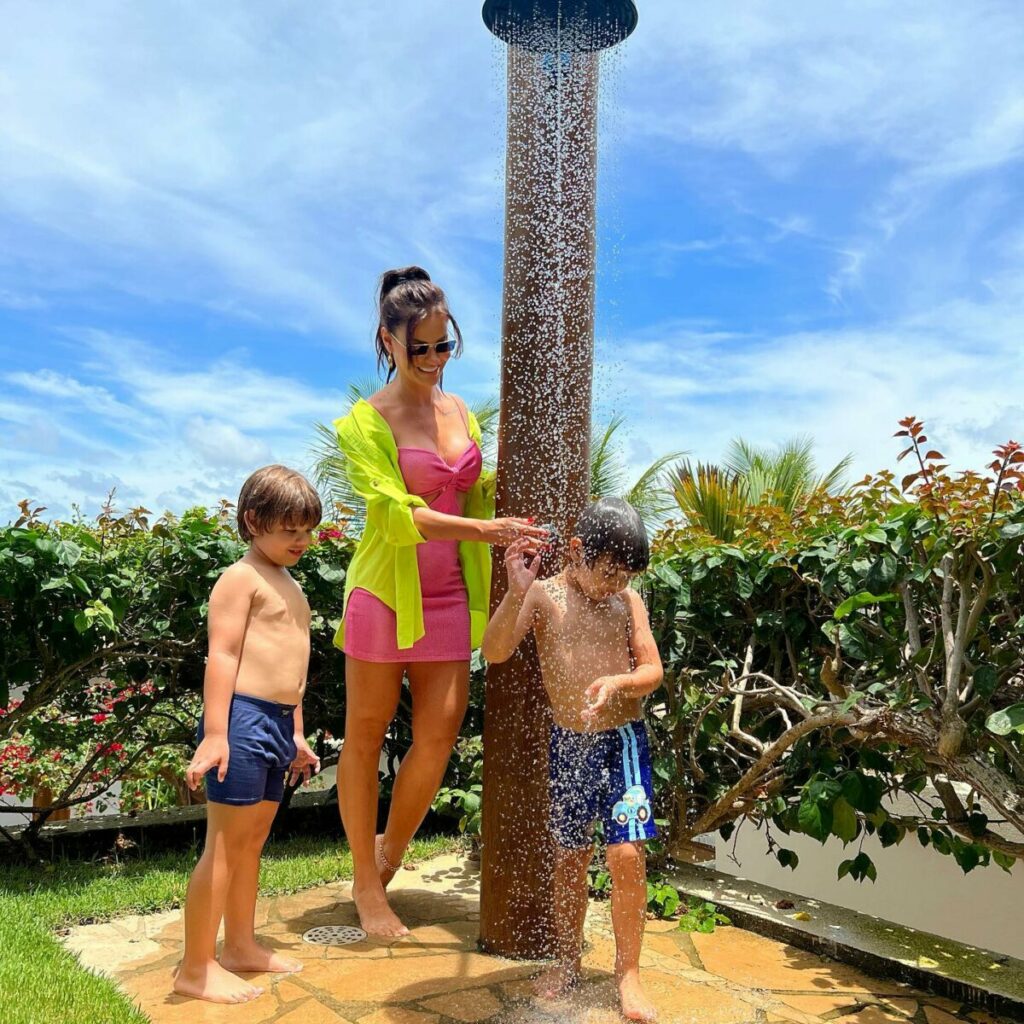 Fim de semana em família: Andressa Suita publica fotos de banho de chuveiro com filhos: "A Bahia tem dessas coisas"  