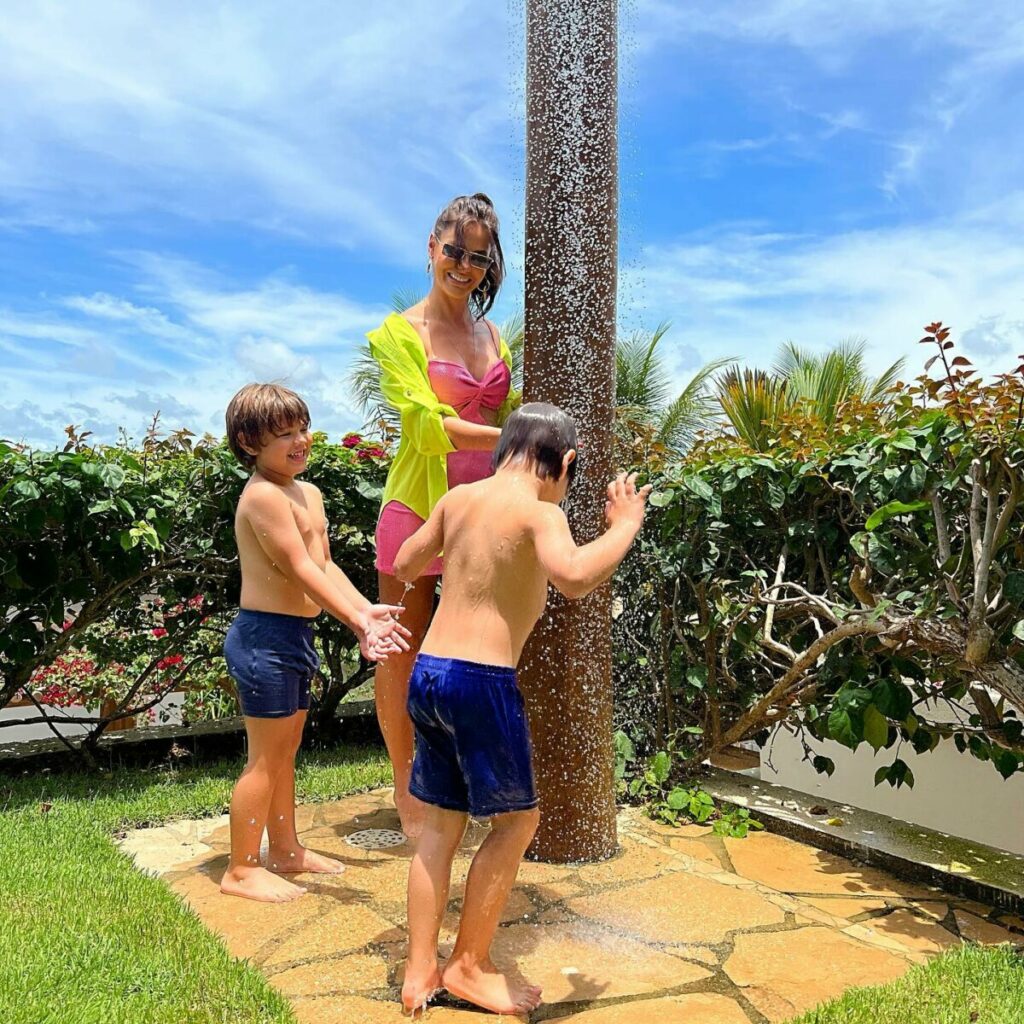 Fim de semana em família: Andressa Suita publica fotos de banho de chuveiro com filhos: "A Bahia tem dessas coisas"  
