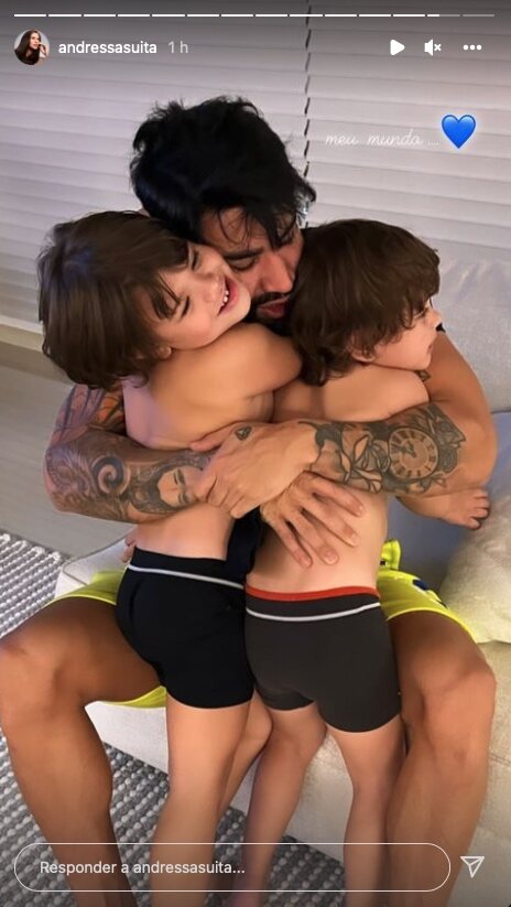 Andressa Suita publica foto de Gusttavo Lima com os filhos em apartamento: "Meu mundo"  