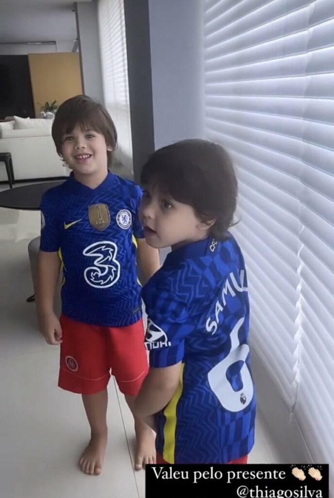 Thiago Silva presenteia os filhos de Gusttavo Lima e Andressa Suita com camisas do Chelsea  
