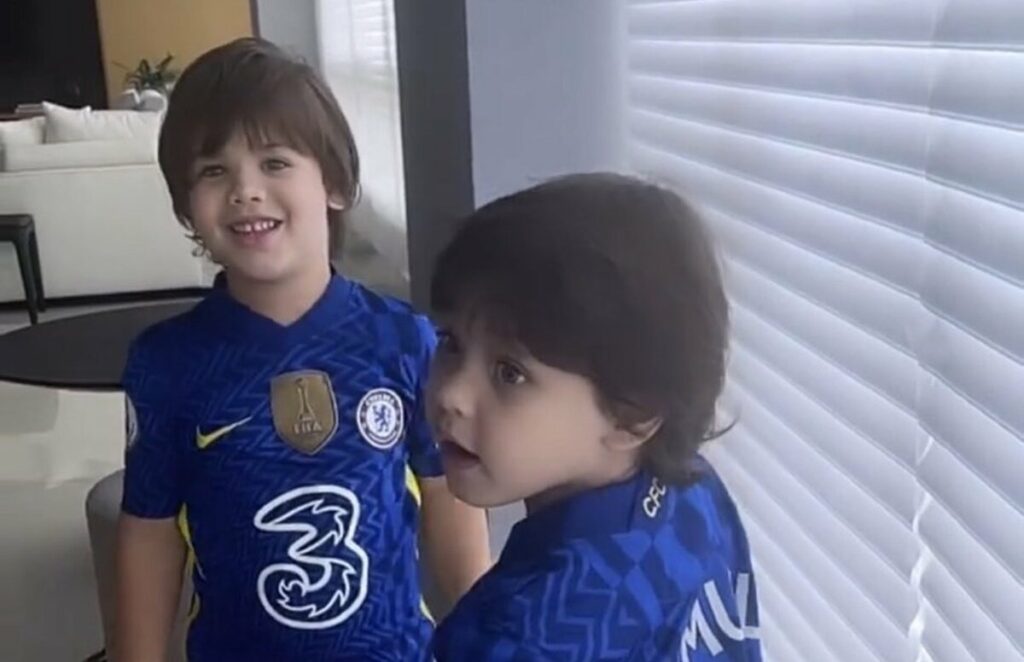 Thiago Silva presenteia os filhos de Gusttavo Lima e Andressa Suita com camisas do Chelsea  