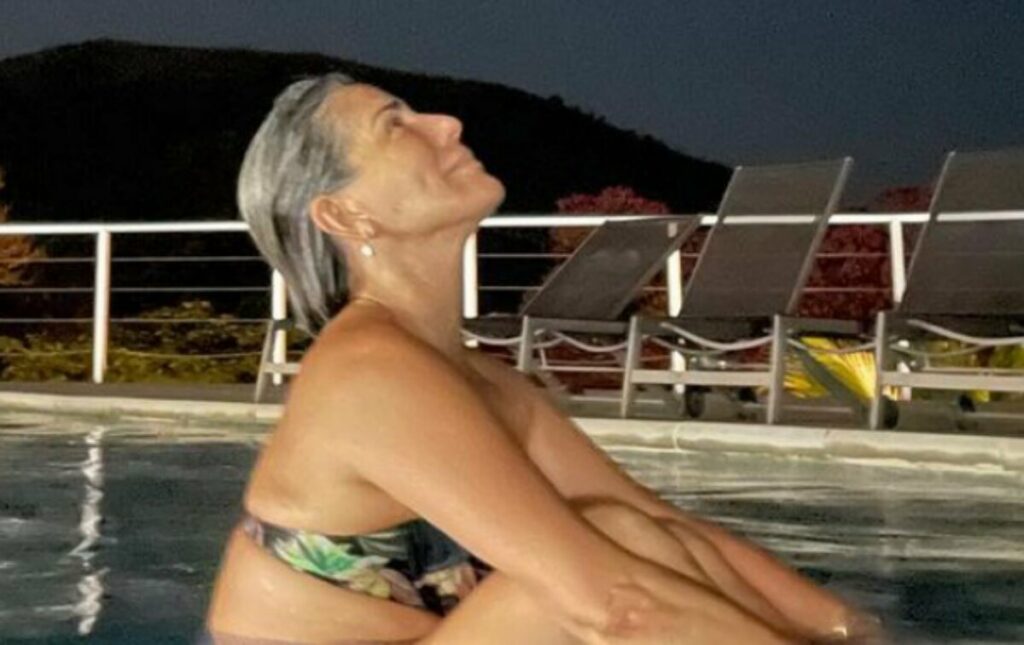 Aos 58 anos, Glória Pires toma banho de piscina em plena noite de segunda-feira  