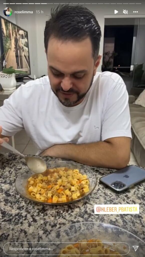 Vida simples! Marido da irmã de Gusttavo Lima aparece comendo macarrão com carne moída em casa  