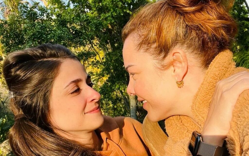 Fernanda Souza assume bissexualidade e publica primeira foto com namorada  