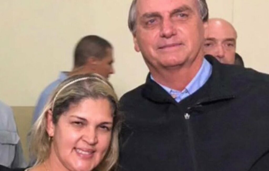 Esposa do pai de Gusttavo Lima publica foto com Bolsonaro e faz declaração: "Tem abraço que não precisa de palavras"  