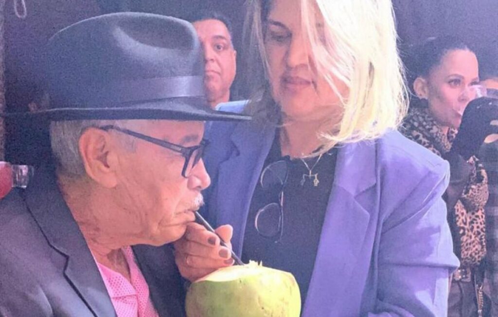 Esposa do pai de Gusttavo Lima aparece dando água de coco para o marido em show do cantor  