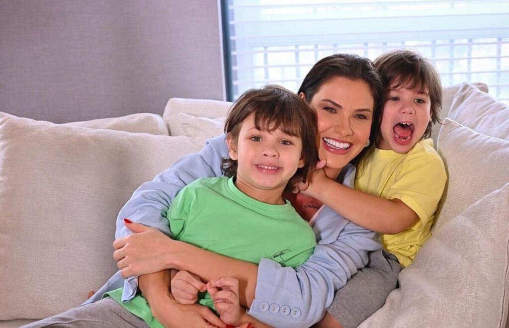Andressa Suita mostra ao filho mais velho flacidez na barriga: "Mães entenderão" Andressa Suita mostra ao filho mais velho flacidez na barriga: "Mães entenderão"
