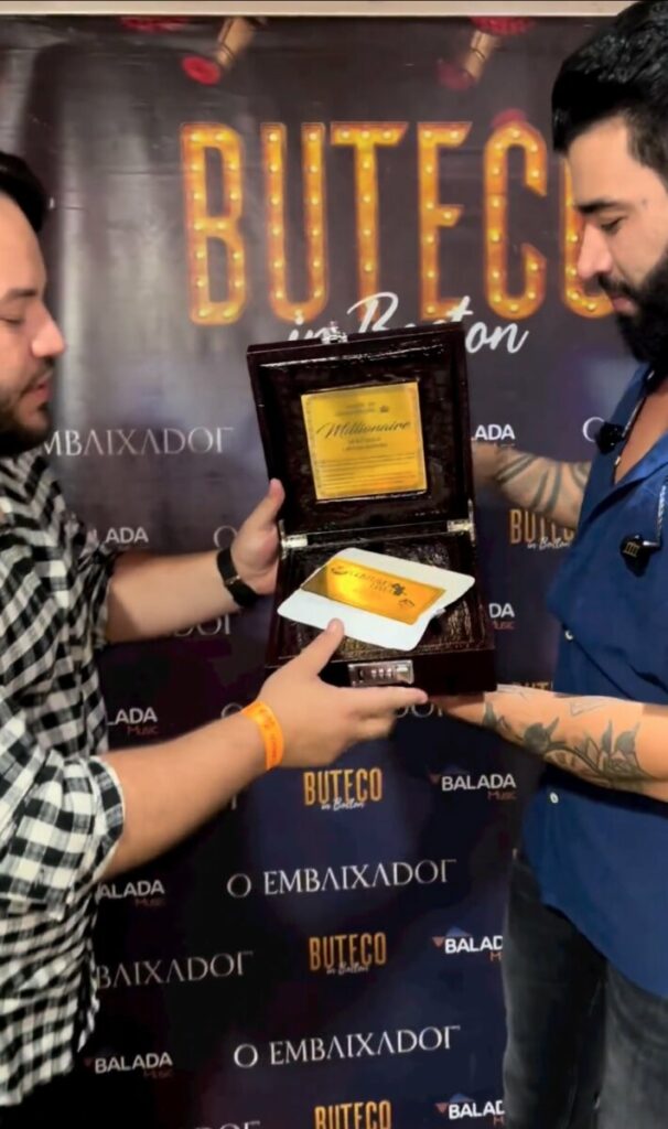 Influencer que presenteou Gusttavo Lima com celular de ouro ganha violão autografado do cantor  