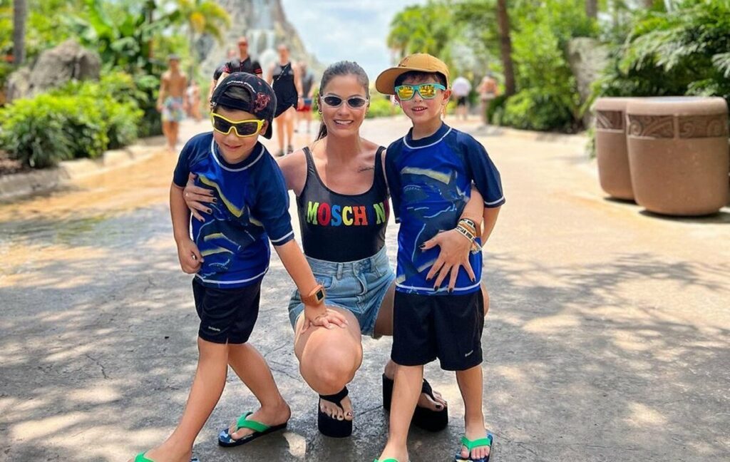 Andressa Suita grava os filhos na piscina em Miami: "Ensinando e cuidado do irmão"  