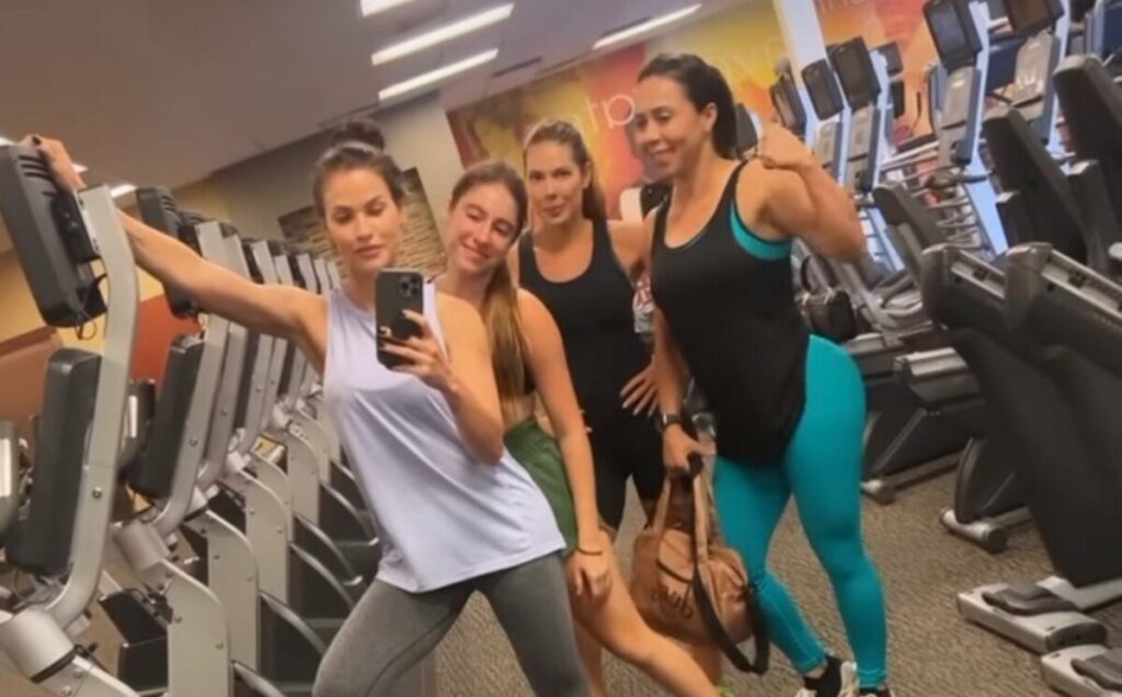 Andressa Suita leva amigas para treinar em academia em Orlando  