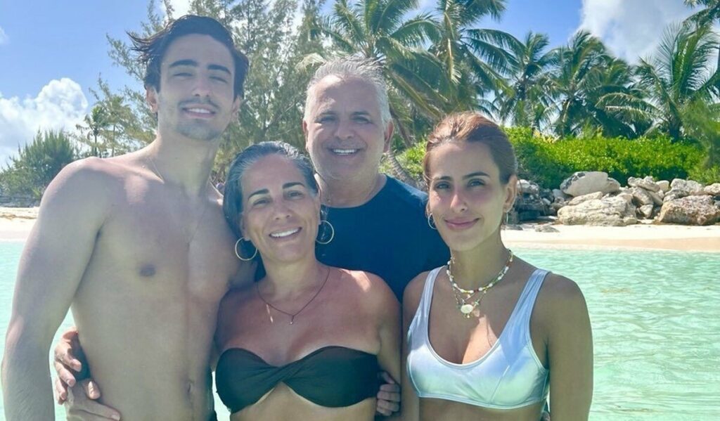 Aos 58 anos, Gloria Pires reúne o marido e os filhos nas Bahamas: "Família linda"  