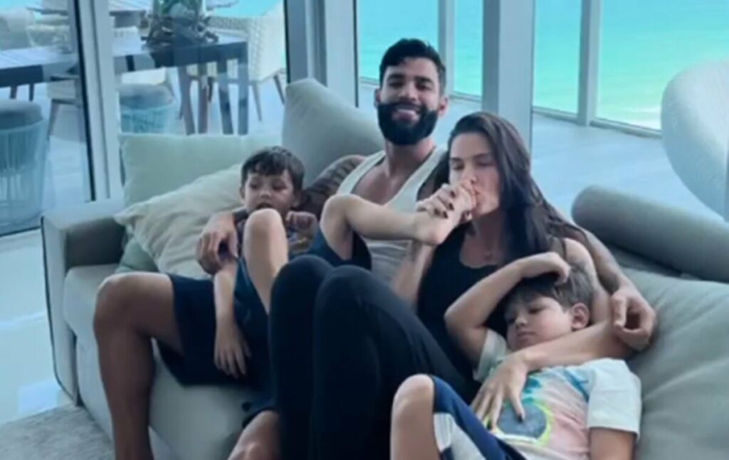 Andressa Suita aparece com Gusttavo Lima e os filhos no sofá em hotel de luxo em Miami  