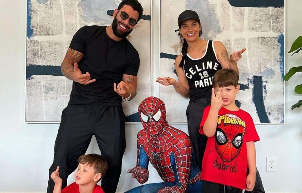 Andressa Suita publica foto com Gusttavo Lima e os filhos em Orlando, na Flórida  