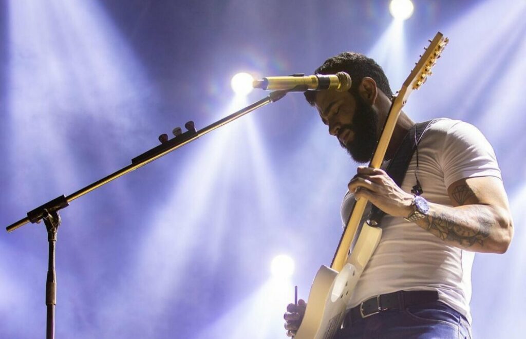 Gusttavo Lima pede guitarra de presente em loja de instrumentos: "O trem tá difícil" Gusttavo Lima pede guitarra de presente em loja de instrumentos: "O trem tá difícil"