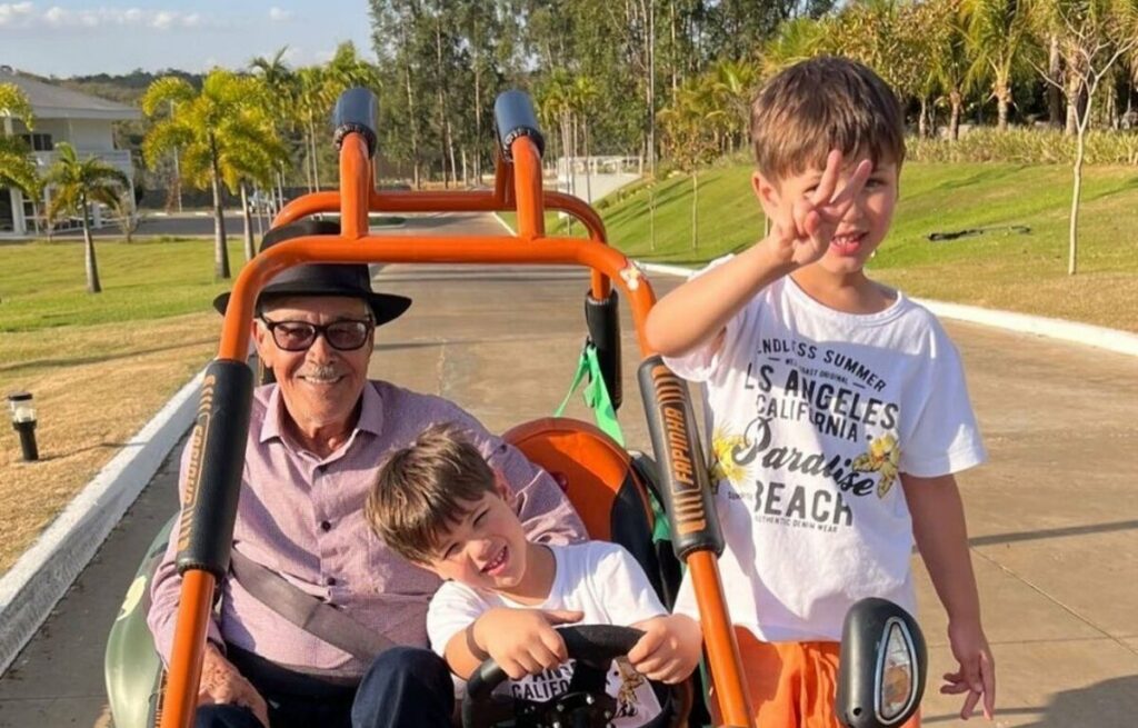 Filho de Gusttavo Lima e Andressa Suita faz passeio de buggy com o avô na fazenda em Goiânia  