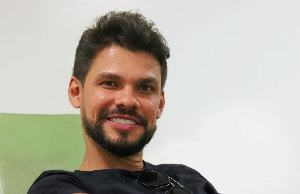 Projeto da família: Irmão de Andressa Suita distribui bonés em comunidade Projeto da família: Irmão de Andressa Suita distribui bonés em comunidade