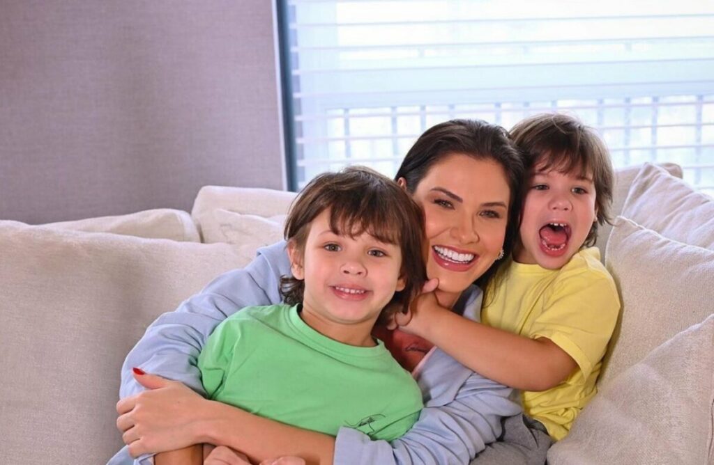 Filhos de Gusttavo Lima e Andressa Suita acordam a mãe tocando piano na mansão em Goiânia  
