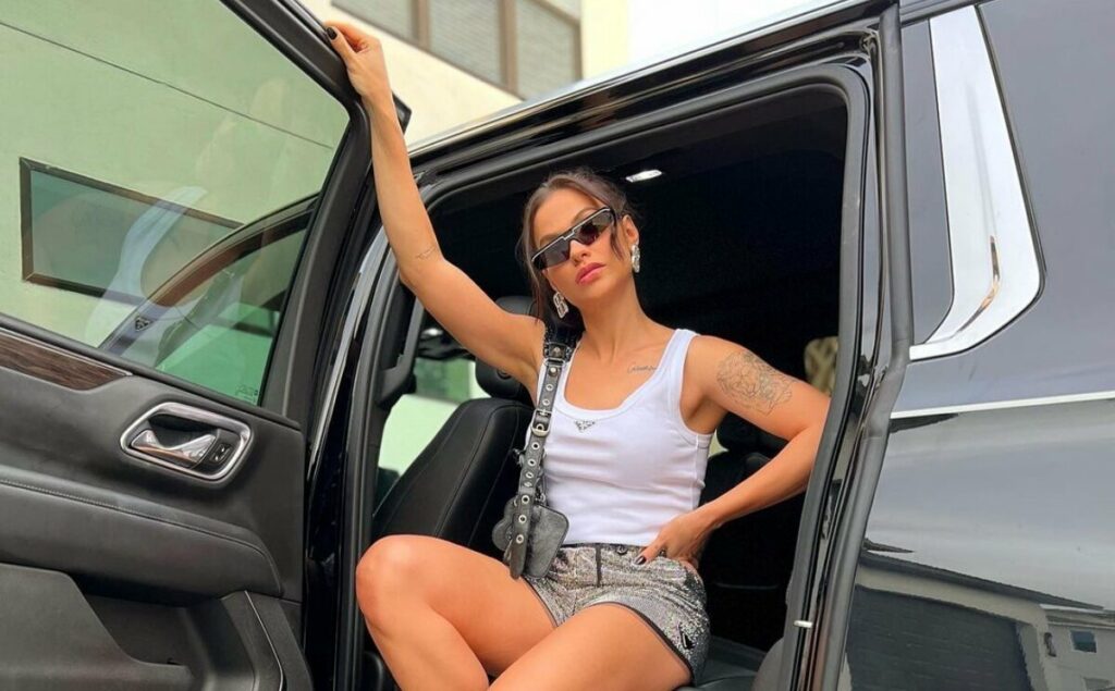 Andressa Suita surpreende fãs com closet lotado de bolsas de grifes Andressa Suita surpreende fãs com closet lotado de bolsas de grifes