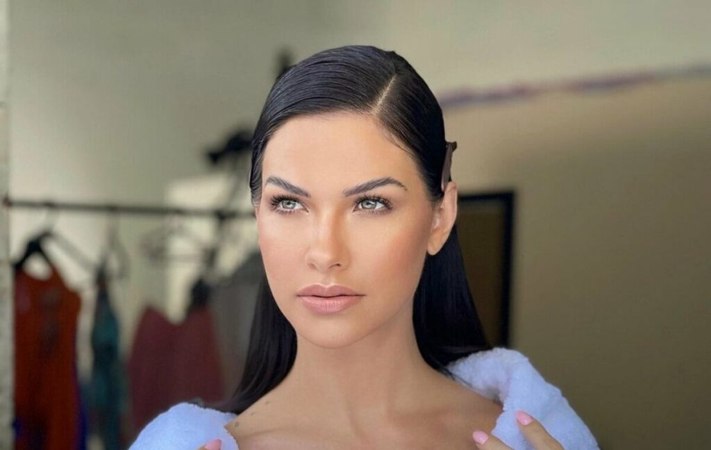 Andressa Suita sofre para remover tatuagem com símbolo do infinito que fez para amiga Andressa Suita sofre para remover tatuagem com símbolo do infinito que fez para amiga