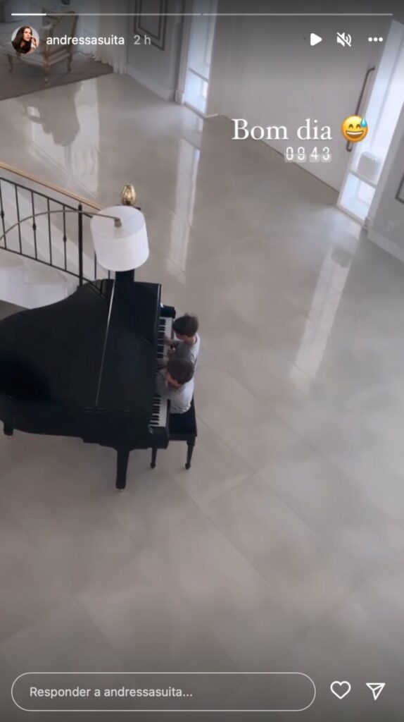 Filhos de Gusttavo Lima e Andressa Suita acordam a mãe tocando piano na mansão em Goiânia  