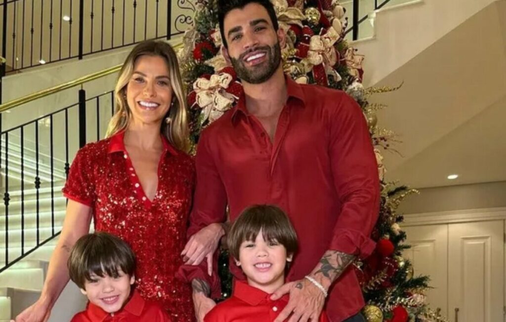 Andressa Suita se diverte ao tentar fazer foto de Natal com Gusttavo Lima e os filhos - F5 NOTICIA Andressa Suita se diverte ao tentar fazer foto de Natal com Gusttavo Lima e os filhos - F5 NOTICIA